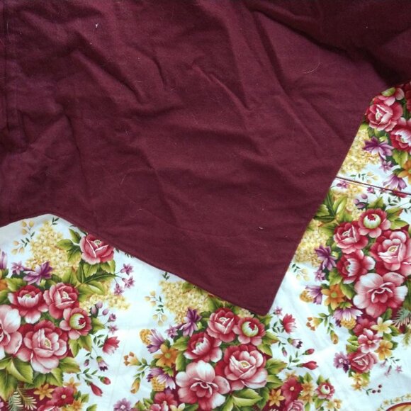 Rose Pattern Christmas Tree Skirt 50-1/2" - Picture 4 of 4